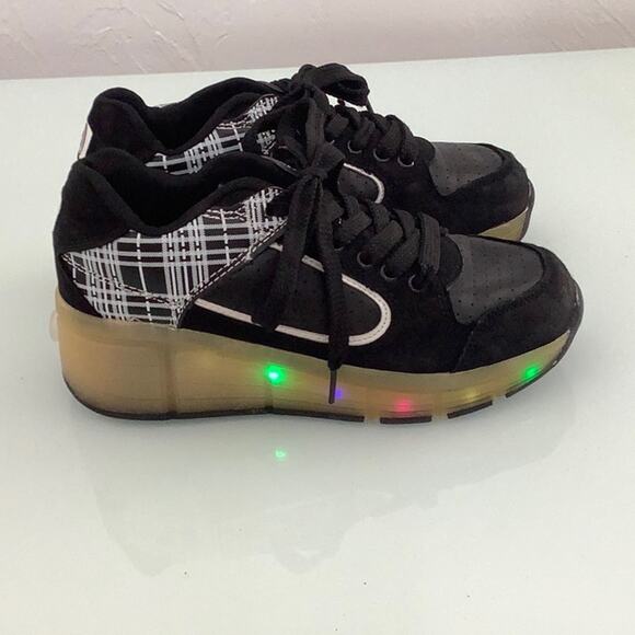 Wheely’s Heelys lighted sneakers with wheels roller skates shoes kids size 6 EUC - Picture 4 of 16